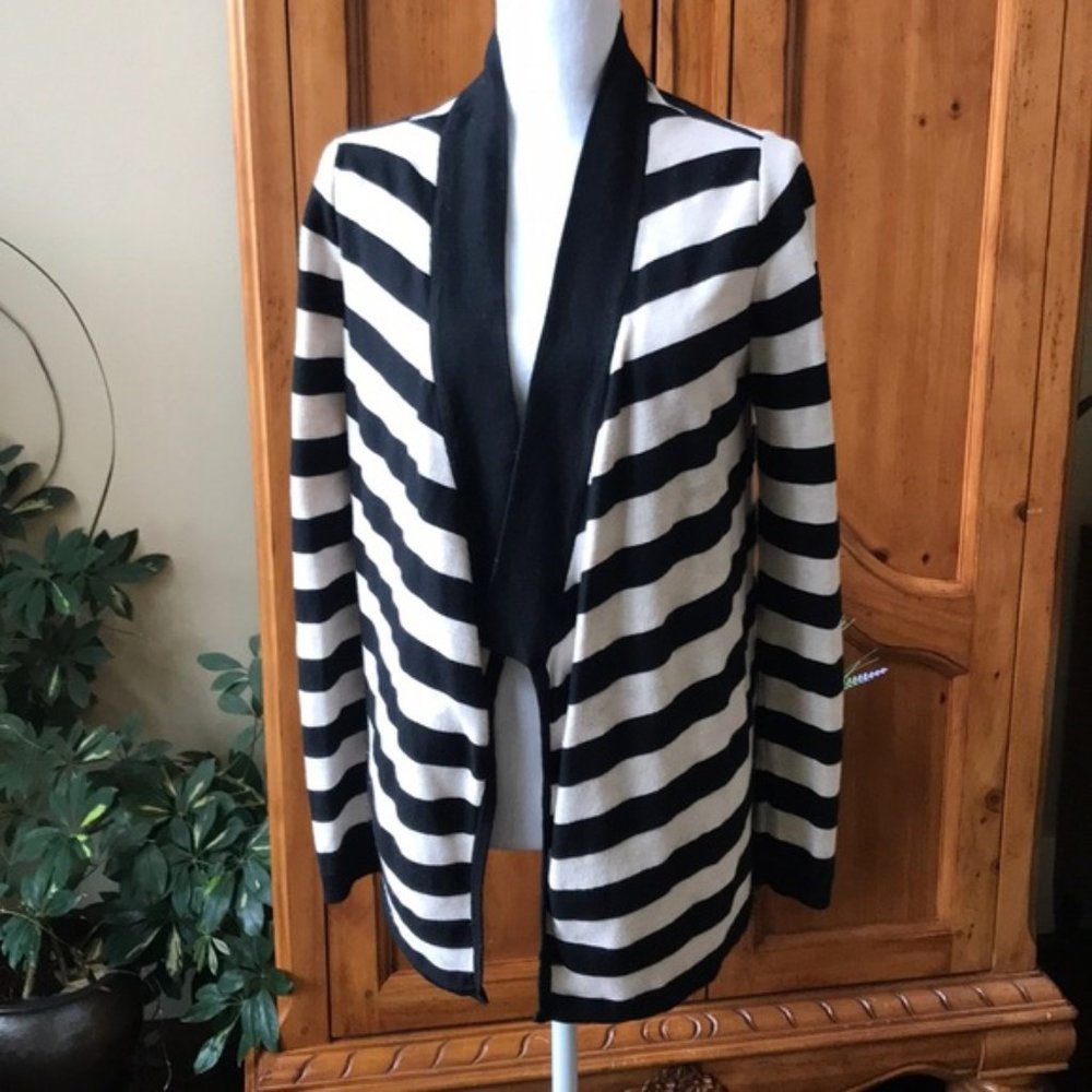 White House/Black Market Shrug